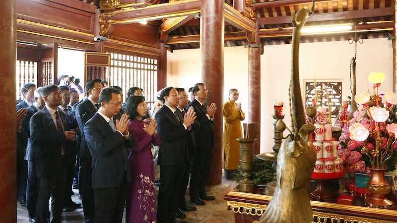 Церемония сообщения о достижениях провинции Куангнинь Президенту Хо Ши Мину.