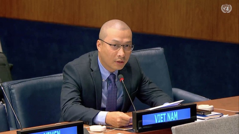 Советник-посланник Нгуен Хоанг Нгуен, замглавы постоянной миссии Вьетнама при ООН выступает на дискуссии. Фото: baoquocte.vn
