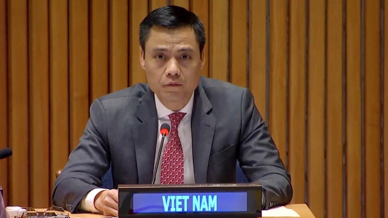 Глава Постоянной миссии Вьетнама при ООН, Посол Данг Хоанг Жанг выступает на дискуссии. Фото: baoquocte.vn