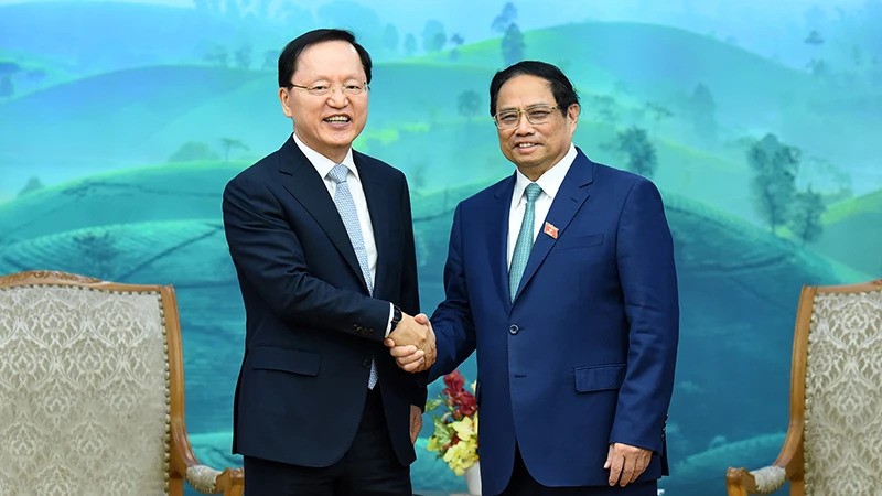Премьер-министр Фам Минь Тьинь и финансовый директор группы Samsung Пак Хак Кю. Фото: Чан Хай