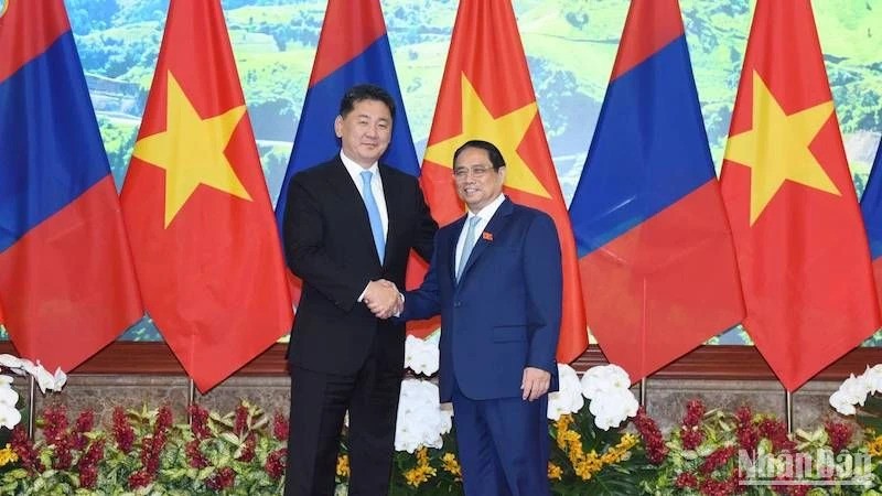 Премьер-министр Фам Минь Тьинь и Президент Монголии Ухнаагийн Хурэлсух. Фото: Чан Хай
