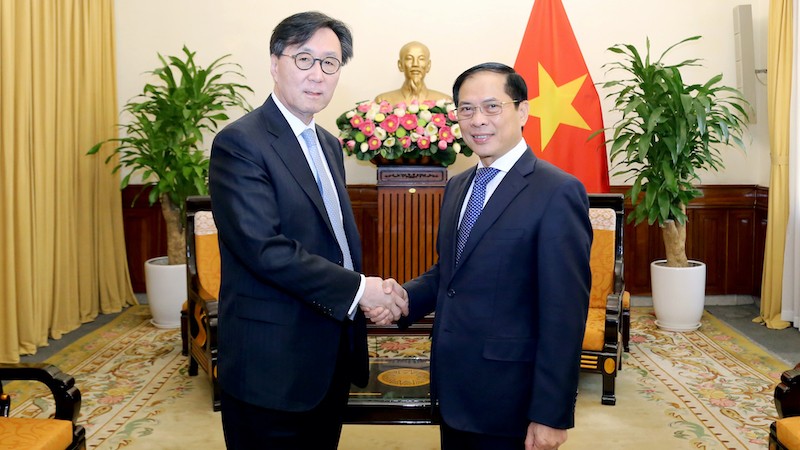 Министр иностранных дел Буй Тхань Шон и Первый замминистра иностранных дел Республики Корея Чан Хо Чин. Фото: МИД Вьетнама