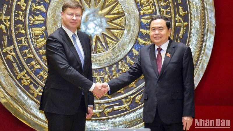 Постоянный зампредседателя НС Вьетнама Чан Тхань Ман и Зампредседателя ЕК, комиссар ЕС по вопросам торговли Валдис Домбровскис. 