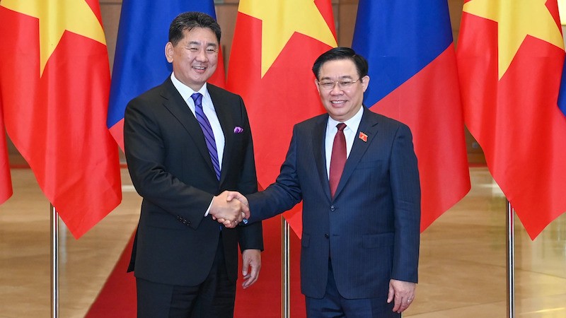 Председатель НС Выонг Динь Хюэ и Президент Монголии Ухнаагийн Хурэлсух. Фото: Зюи Линь