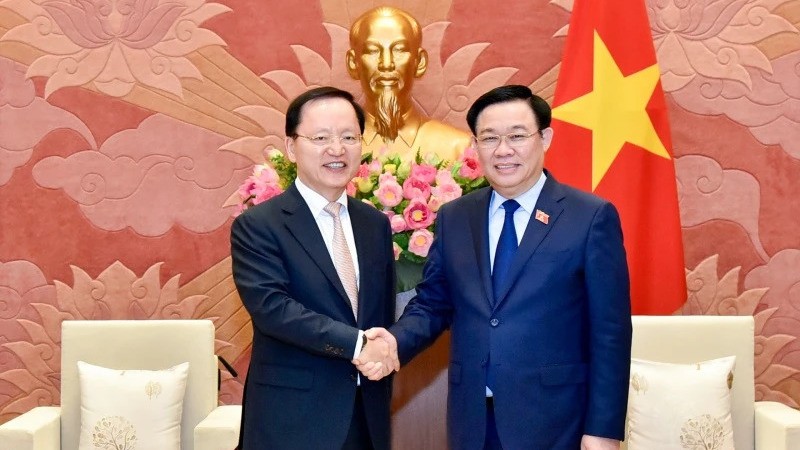Председатель НC Выонг Динь Хюэ и финансовый директор группы Samsung Пак Хак Кю. Фото: Зюи Линь