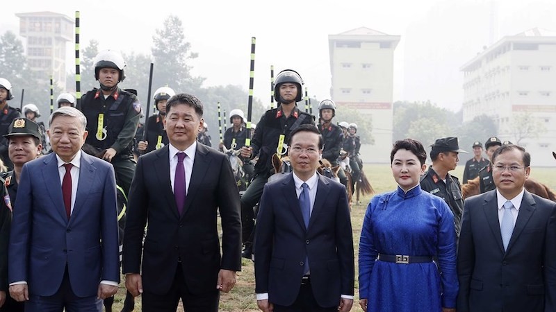 Президент Во Ван Тхыонг, Президент Монголии Ухнаагийн Хурэлсух и делегаты посещают Командование мобильной полиции. Фото: ВИА