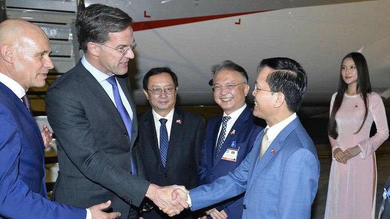 Замминистра иностранных дел Ха Ким Нгок встречает Премьер-министра Нидерландов Марк Рютте в аэропорту Нойбай. Фото: ВИА