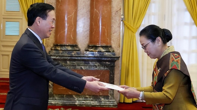 Посол Лаоса Кхамфао Эрнтаван вручает верительные грамоты Президенту Во Ван Тхыонгу. Фото: ВИА