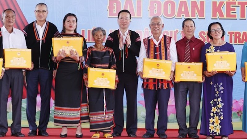 Президент Во Ван Тхыонг вручает подарки выдающимся образовательным менеджерам, учителям, авторитетным представителям этнических меньшинств. Фото: ВИА