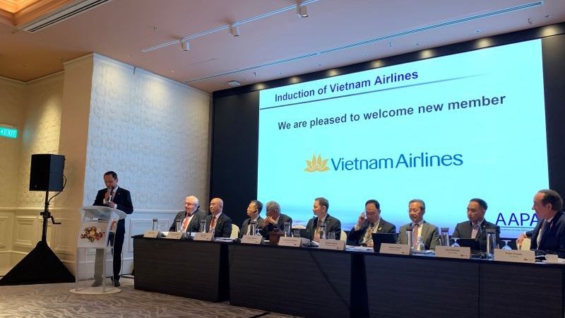 Генеральный директор Vietnam Airlines Ле Хонг Ха выступает на мероприятии. Фото: ВИА