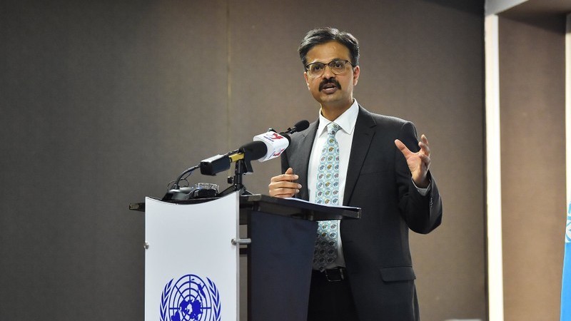 Специальный докладчик ООН по праву на развитие Сурья Дева выступает на пресс-конференции.