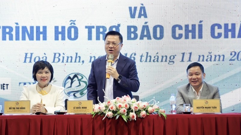 Товарищ Ле Куок Минь выступает на конференции.