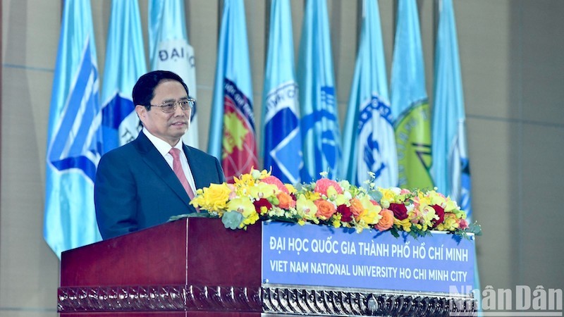 Премьер-министр Фам Минь Тьинь выступает на мероприятии. 