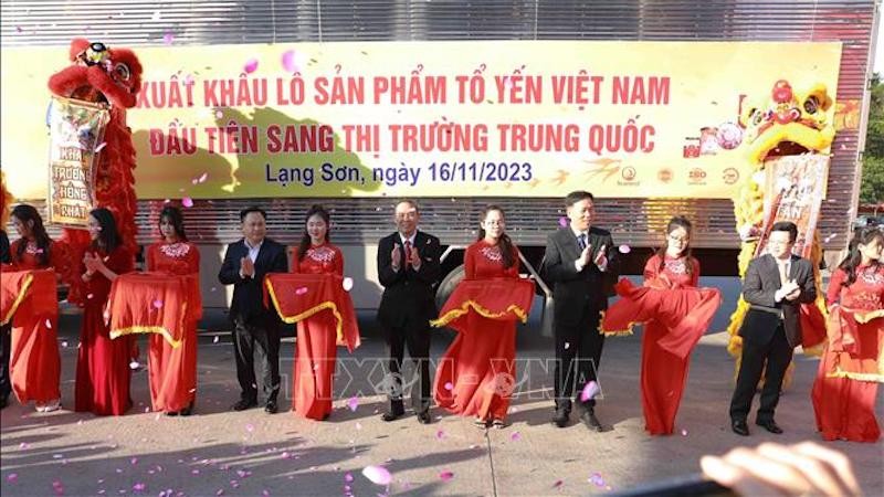Церемония разрезания ленточки в знак экспорта первой партии ласточкиных гнезд в Китай. Фото: ВИА