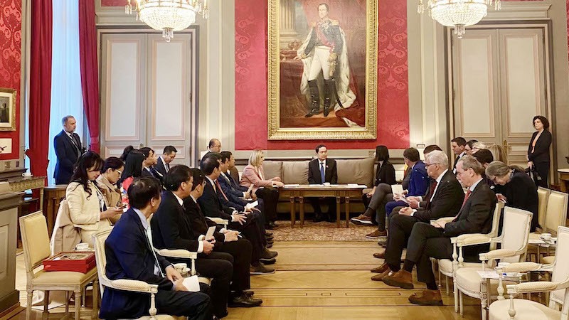 Встреча между Постоянным зампредседателя НС Чан Тхань Маном и Председателем Сената Бельгии, Председателем Палаты представителей Бельгии. Фото: quochoi.vn