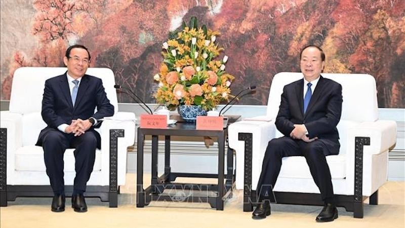 Секретарь Парткома г. Хошимина Нгуен Ван Нэн и Секретарь Парткома провинции Гуандун Хуан Куньмин. Фото: ВИА
