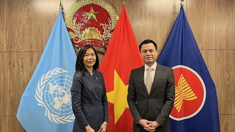 Посол Данг Хоанг Жанг и координатор-резидент ООН во Вьетнаме Полин Тамесис. Фото: ВИА