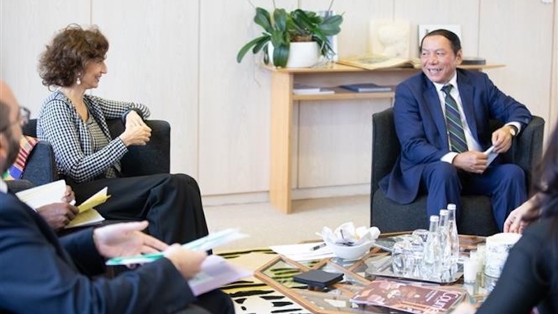 Министр культуры, спорта и туризма Нгуен Ван Хунг и Генеральный директор ЮНЕСКО Одри Азуле. Фото: ВИА