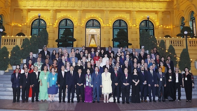Президент Во Ван Тхыонг и участники AP11. Фото: ВИА 