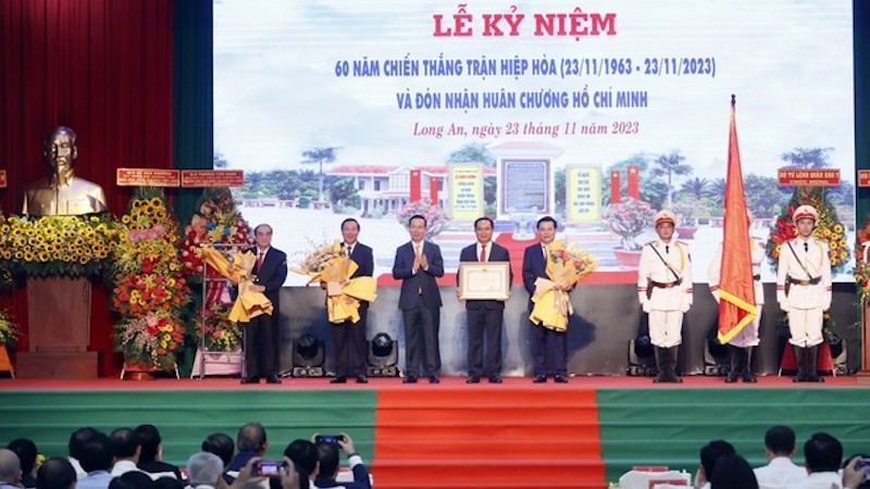Президент Во Ван Тхыонг вручает Орден Хо Ши Мина партийной организации, властям и народу провинции Лонган. Фото: ВИА