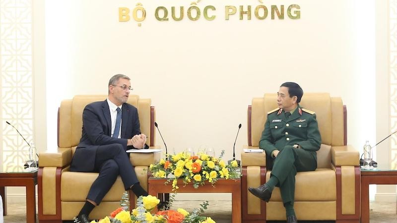 Министр обороны Вьетнама генерал армии Фан Ван Жанг и Посол Франции во Вьетнаме Оливье Броше. Фото: ВИА
