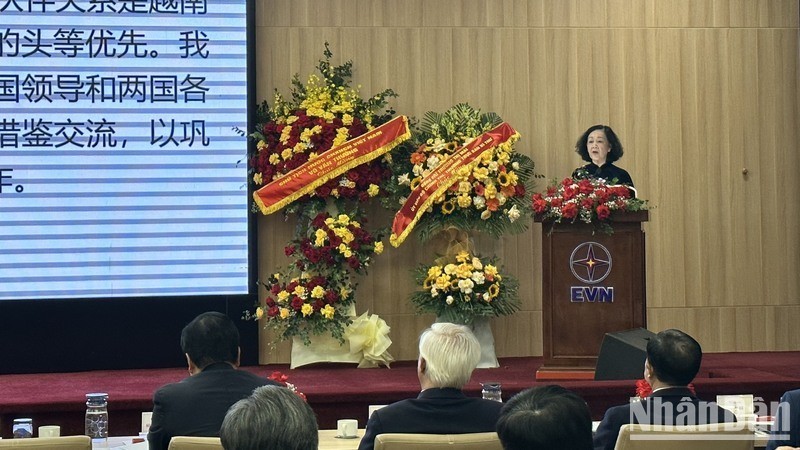 Постоянный член Секретариата, глава Организационного отдела ЦК КПВ Чыонг Тхи Май выступает на конференции.