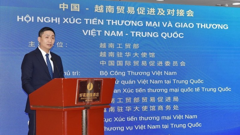 Замдиректора Департамента содействия торговле Министерства промышленности и торговли Вьетнама Хоанг Минь Тьиен выступает на конференции. Фото: ВИА