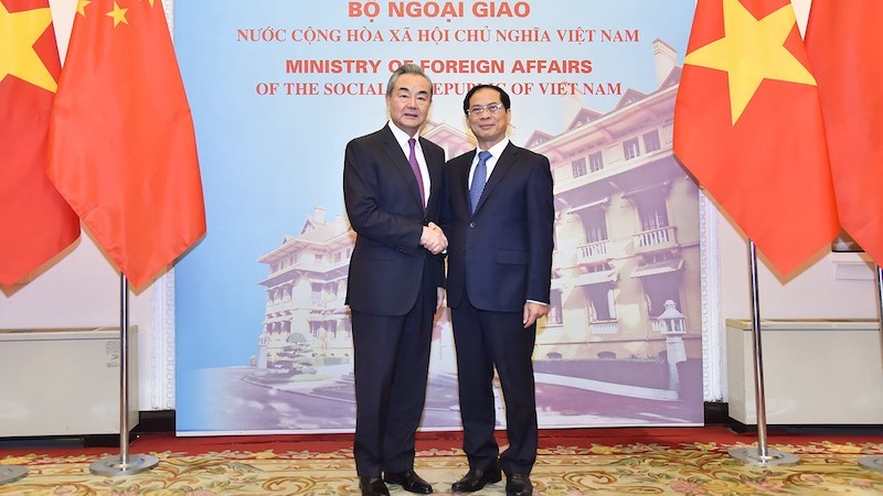 Министр иностранных дел Буй Тхань Шон и Министр иностранных дел Китая Ван И. Фото: baoquocte.vn