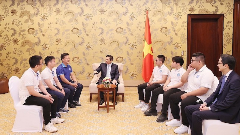 Премьер-министр Фам Минь Тьинь и группа вьетнамских студентов. Фото: ВИА