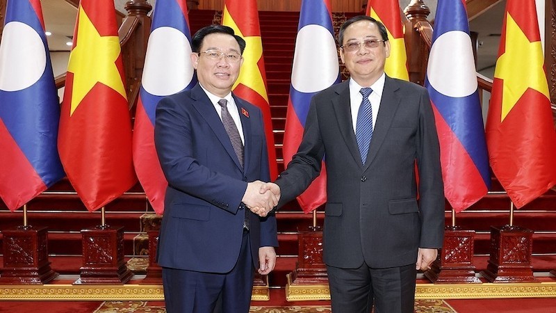 Председатель НС Вьетнама Выонг Динь Хюэ и Премьер-министр Лаоса Сонексай Сипхандон. Фото: ВИА
