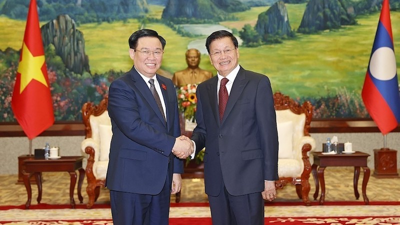 Председатель НС Выонг Динь Хюэ и Генеральный секретарь ЦК НРПЛ, Президент Лаоса Тхонглун Сисулит. Фото: ВИА