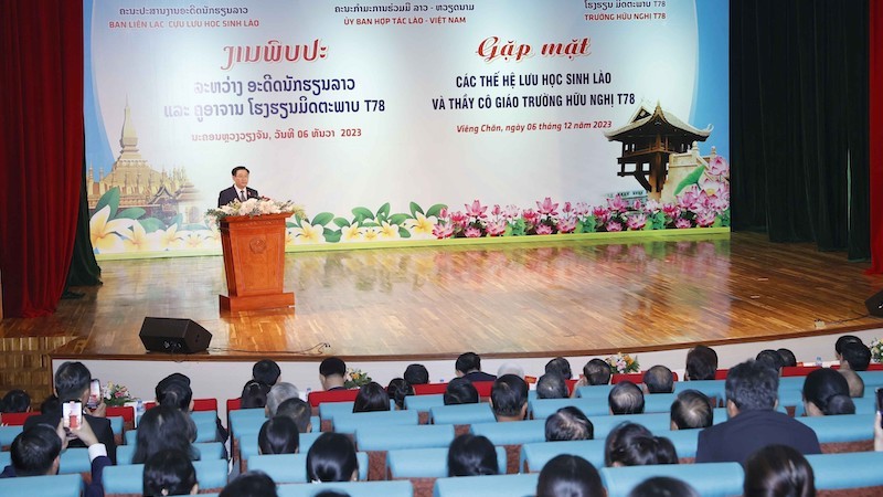 Председатель НС Выонг Динь Хюэ выступает на встрече. Фото: ВИА