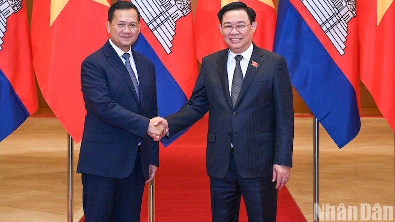 Председатель НС Выонг Динь Хюэ и Премьер-министр Камбоджи Хун Манет. Фото: Зюи Линь