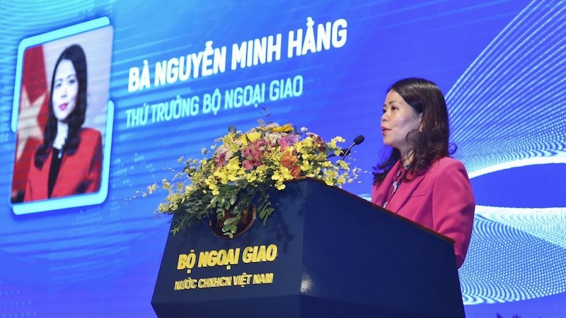 Замминистра иностранных дел Нгуен Минь Ханг выступает на беседе. Фото: ВИА