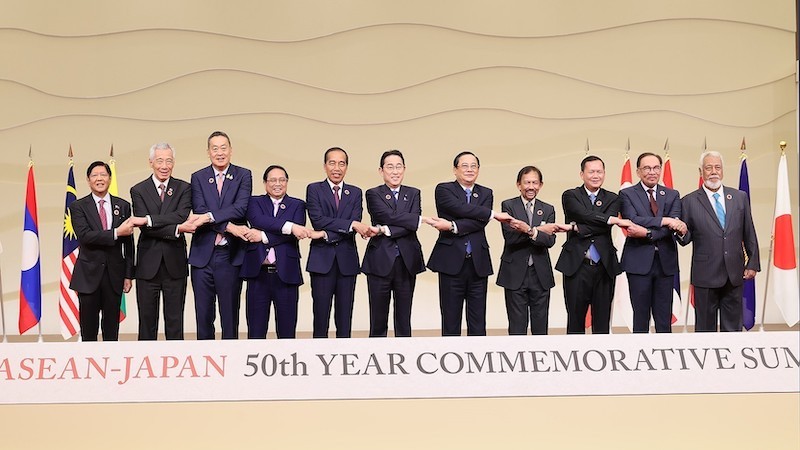 Премьер-министр Японии Кисида Фумио и главы делегаций стран АСЕАН. Фото: ВИА