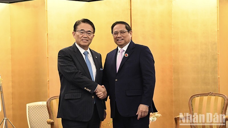 Премьер-министр Фам Минь Тьинь и губернатор префектуры Айти Хидэаки Омура. Фото: Тхань Жанг