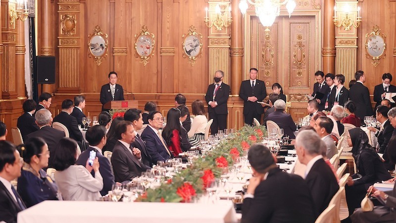 Премьер-министр Фам Минь Тьинь и главы делегаций стран АСЕАН на приеме, устроенном Премьер-министром Японии Кисидой Фумио с супругой. Фото: ВИА