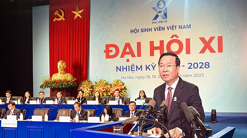 Президент Во Ван Тхыонг выступает на конгрессе. 