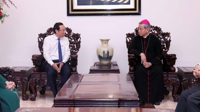 Секретарь Парткома г. Хошимина Нгуен Ван Нэн и архиепископ епархии г. Хошимина Нгуен Нанг. Фото: ВИА