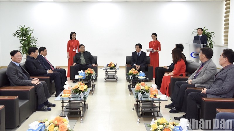 Премьер-министр Фам Минь Тьинь на встрече с руководителями компании Hana Micron Vina.