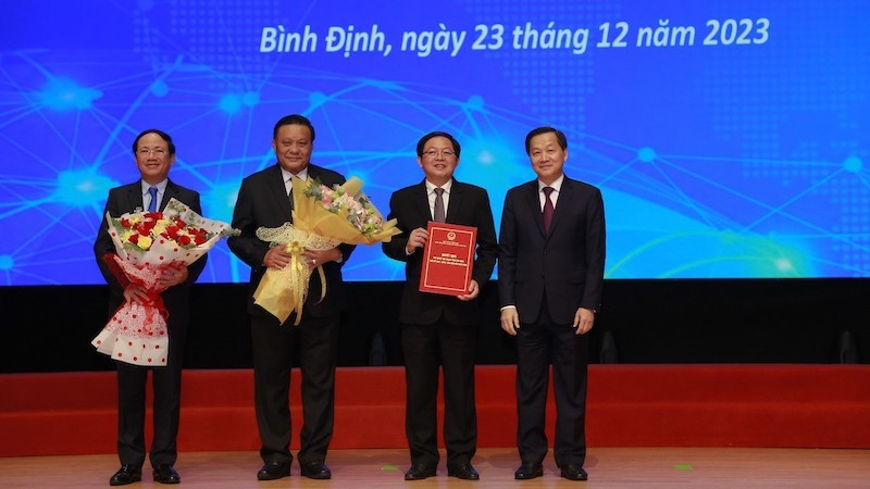 Вице-премьер Ле Минь Кхай вручает решение об утверждении плана развития провинции Биньдинь ее руководителям. Фото: ВИА