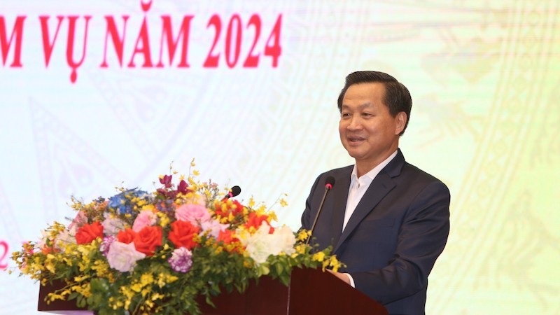 Вице-премьер Ле Минь Кхай выступает на конференции. Фото: VGP