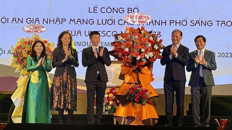 Представители ЮНЕСКО поздравляют руководителей провинции Куангнам с включением Хойана в Сеть творческих городов ЮНЕСКО. Фото: VGP