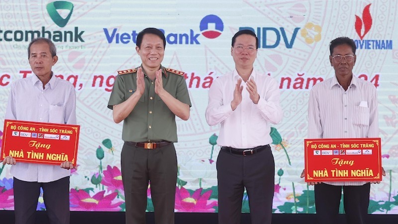 Президент Во Ван Тхыонг символически вручает дома бедным людям. Фото: ВИА