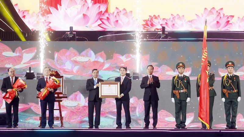Президент Во Ван Тхыонг вручает Орден труда 1-й степени руководителям провинции Хаужанг. Фото: ВИА