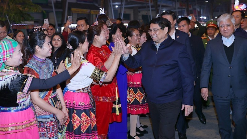 Премьер-министр Фам Минь Тьинь и представители этнических меньшинств провинции Каобанг. Фото: ВИА
