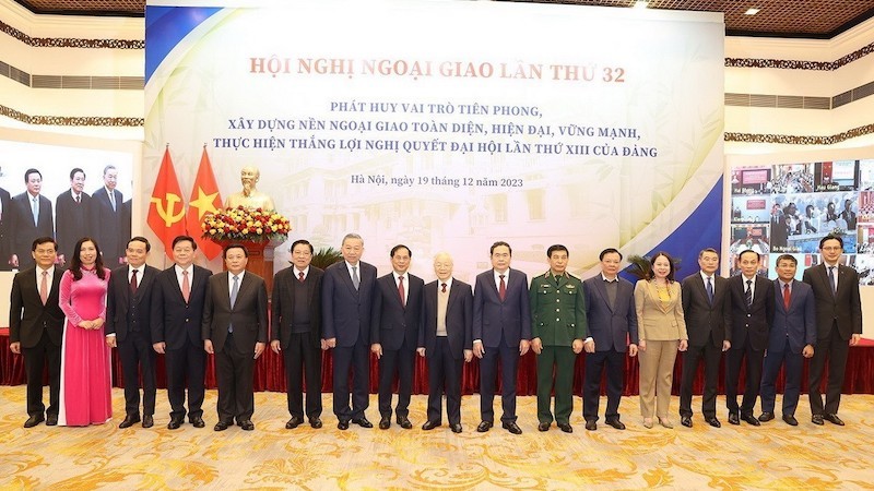 Генеральный секретарь ЦК КПВ Нгуен Фу Чонг и участники 32-й дипломатической конференции. Фото: ВИА