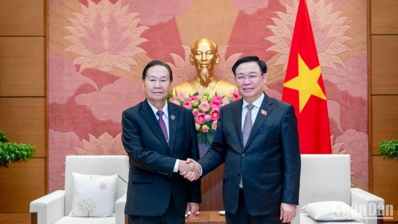 Председатель НС Выонг Динь Хюэ и Зампредседателя НА Лаоса Чалеуна Япаохер. Фото: Зюи Линь