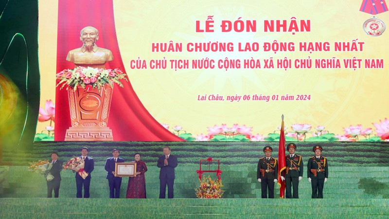 Товарищ То Лам вручил Ордена Труда 1-й степени парткому, правительству и жителям провинции Лайтяу.