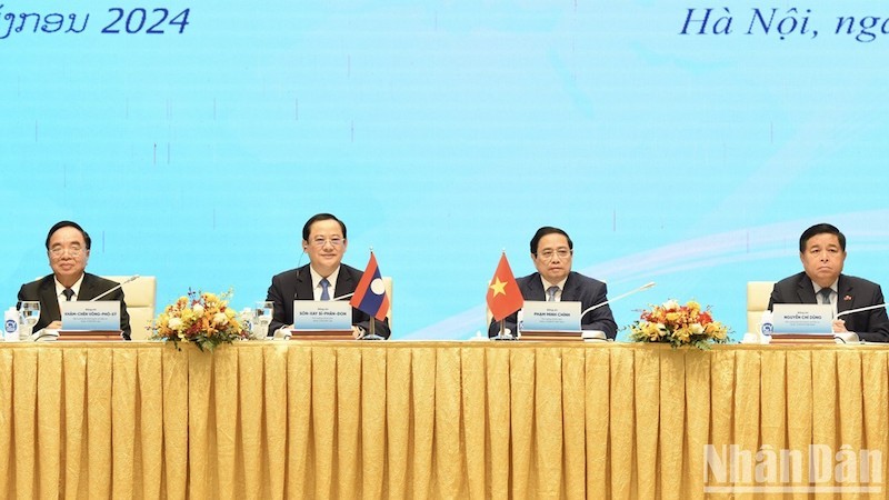 Премьер-министр Фам Минь Тьинь и Премьер-министр Сонесай Сипхандон на конференции. Фото: Чан Хай